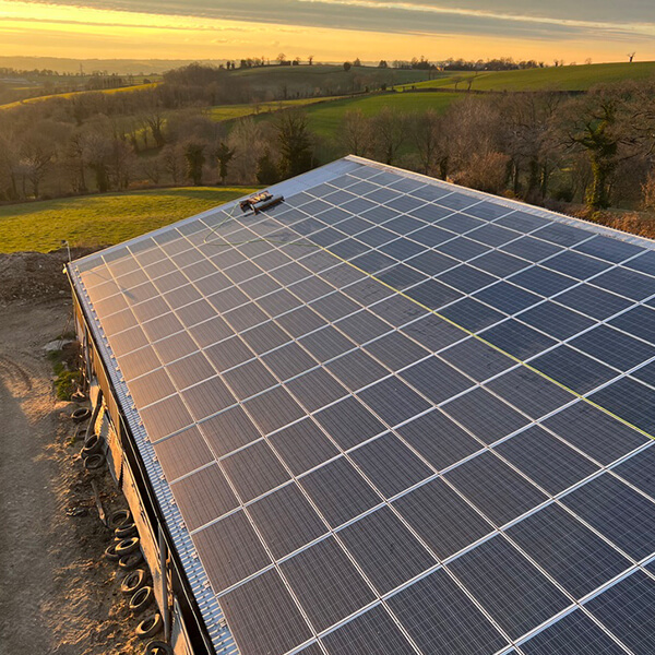 Allowash Nettoyage des panneaux photovoltaïque toiture ombrière et centrale au sol Pleudihen sur Rance Bretagne Cotes d'Armor Représenter dans le monde -Nettoyage de 700 m² agricole